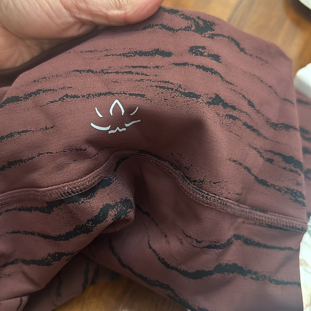 Beyond Yoga High Waisted Midi Legging in Rosewood Brown Jaquard - Picture 6 of 7